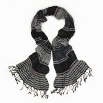 Echarpe em tons preto e cinza