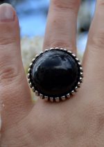 Anel com pedra em resina