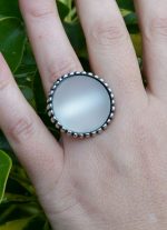 Anel com pedra em resina