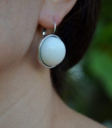 Brincos de metal com pedra em resina