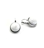 Brincos de metal com pedra em resina