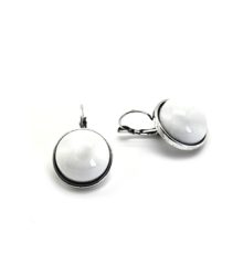 Brincos de metal com pedra em resina