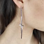 Brincos de metal compridos