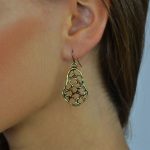 Brincos de metal e strass