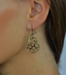 Brincos de metal e strass