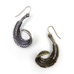 Brincos folhas com strass