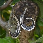 Brincos folhas com strass