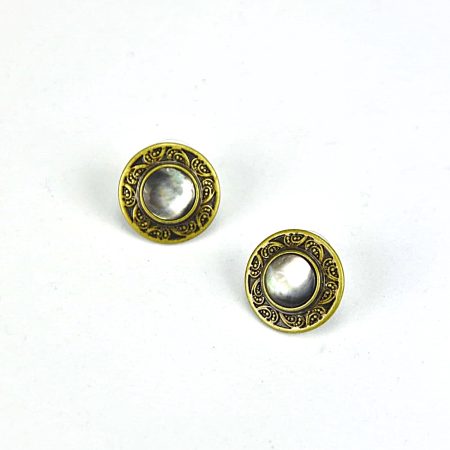Brincos vintage com madrepérola