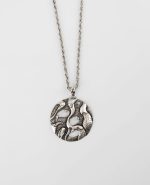 Colar com medalha em metal prateado