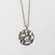 Colar com medalha em metal prateado