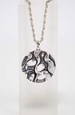 Colar com medalha em metal prateado