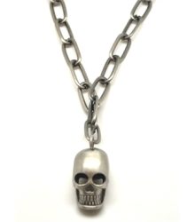 Colar corrente larga de metal com caveira pendente. Este colar é curto e possui fecho mesquetão com terminal de corrente ajustável. 