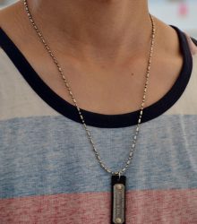 Colar de metal com chapa