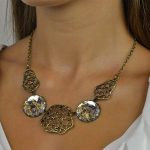 Colar de metal rendilhado com strass