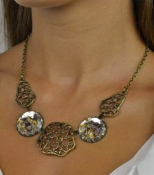 Colar de metal rendilhado com strass