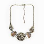 Colar de metal rendilhado com strass