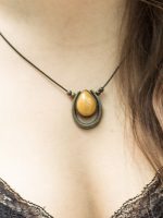Colar em metal com pedra acrílica e fio em nobuck (2)
