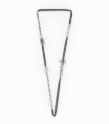 Colar em metal com pérolas