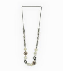 Colar pérolas e metal