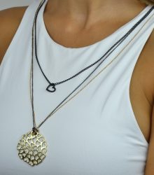 Colar rendilhado de corações