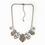 Colar rendilhado em metal com strass