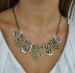 Colar rendilhado em metal com strass
