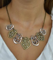 Colar rendilhado em metal com strass