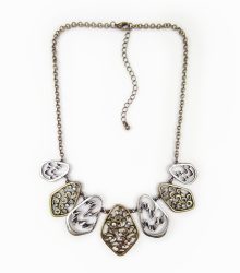 Colar rendilhado em metal com strass