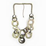 Colar statement em metal dourado