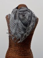 Lenço quadrado em tons de cinza