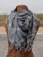 Lenço quadrado em tons de cinza