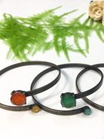 Pulseira pedras coloridas e aro metálico