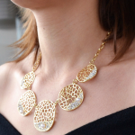 Colar dourado Curtes