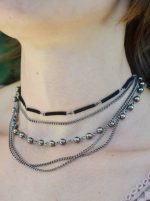 Colar de correntes de metal