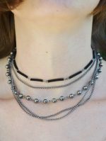 Colar de correntes de metal