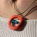 Colar de madeira com missangas