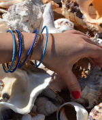 Conjunto de 7 Pulseiras em Tons de Azul e Dourado - Image 3