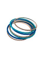 Conjunto de sete pulseiras, tipo escrava. 3 pulseiras em metal dourado e 4 em metal revestidas com fios de algodão em tons de azul