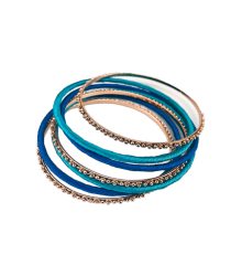 Conjunto de sete pulseiras, tipo escrava. 3 pulseiras em metal dourado e 4 em metal revestidas com fios de algodão em tons de azul