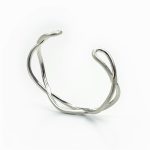 Pulseira trança em zinco. Esta pulseira tem um efeito entrançado e pode ser ajustada ao seu tamanho. A sua composição é de zinco fino riscado. 