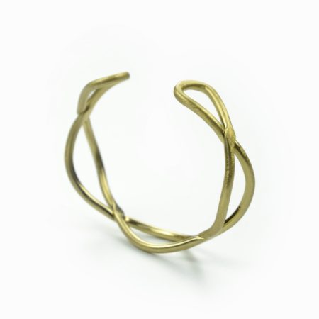 Pulseira trança em zinco. Esta pulseira tem um efeito entrançado e pode ser ajustada ao seu tamanho. A sua composição é de zinco fino riscado. 