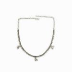 Colar berloques boho style. Colar curto prateado com aplicações em metal e corrente com fecho ajustável.