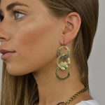 Brincos statement em metal dourado