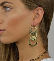 Brincos statement em metal dourado