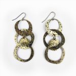 Brincos statement em metal dourado