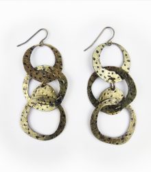 Brincos statement em metal dourado