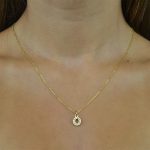 Colar em aço dourado com strass
