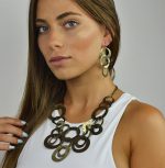 Colar statement em metal dourado