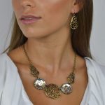colar de metal e strass