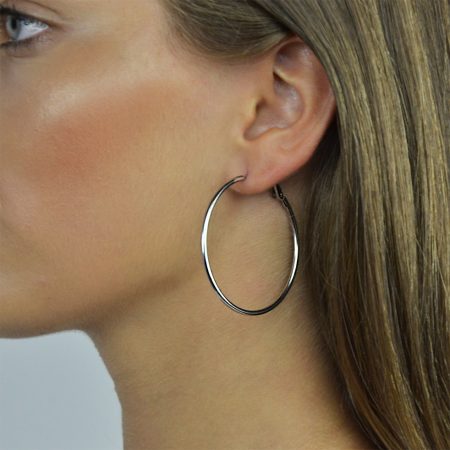 Argolas prateadas em em aço fashion.  Argolas em aço prateadas, ideais para um look descontraído.